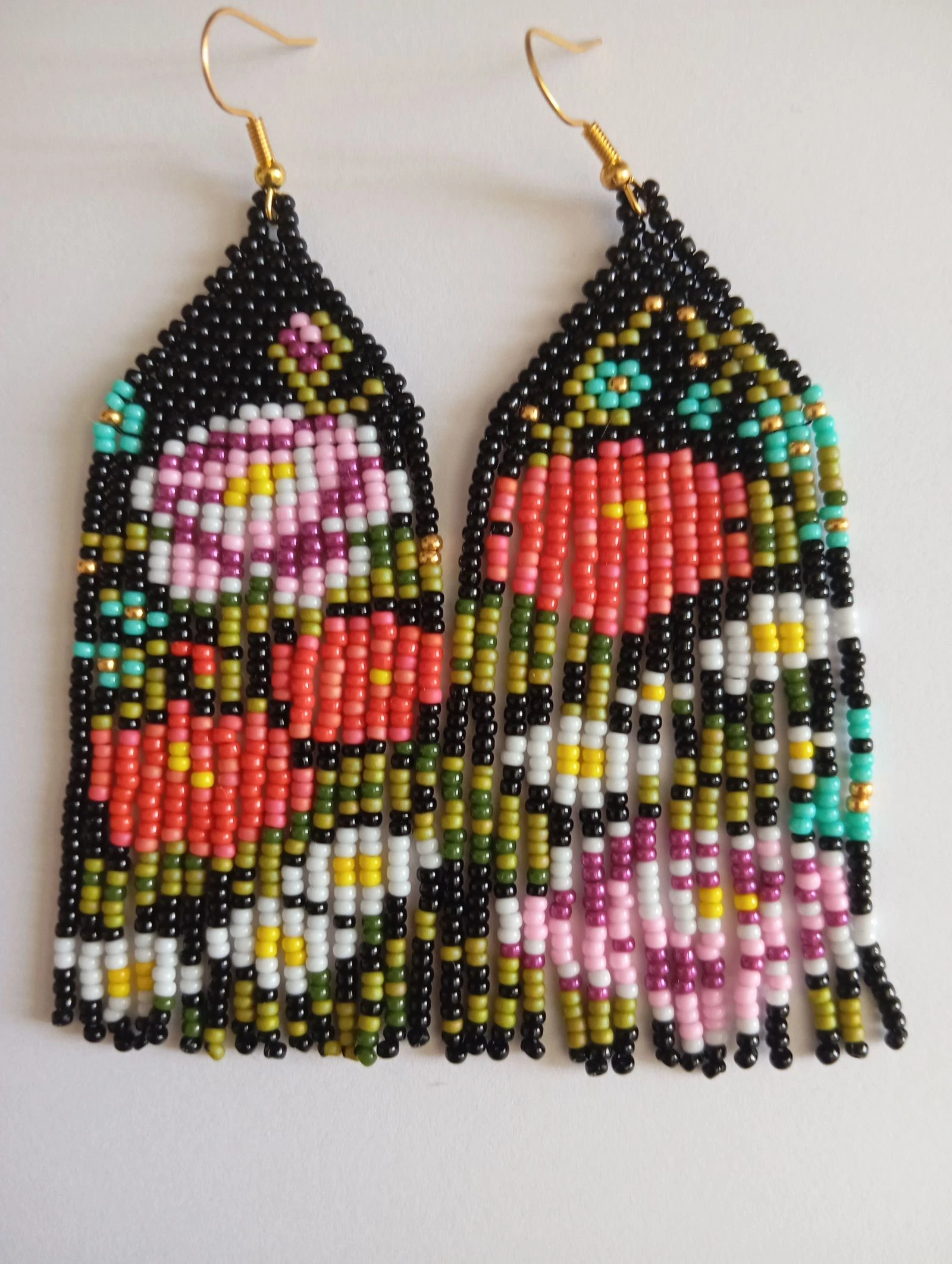 Brincos de flores multicoloridos em fundo preto de miçangas – photo 2